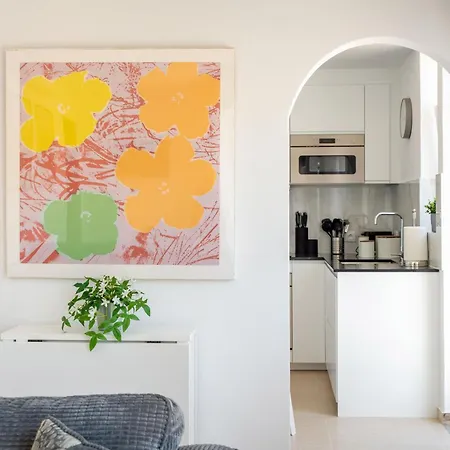 Stunning 2 Bedroom Old Town With Large Sunny Terrace Apartment *